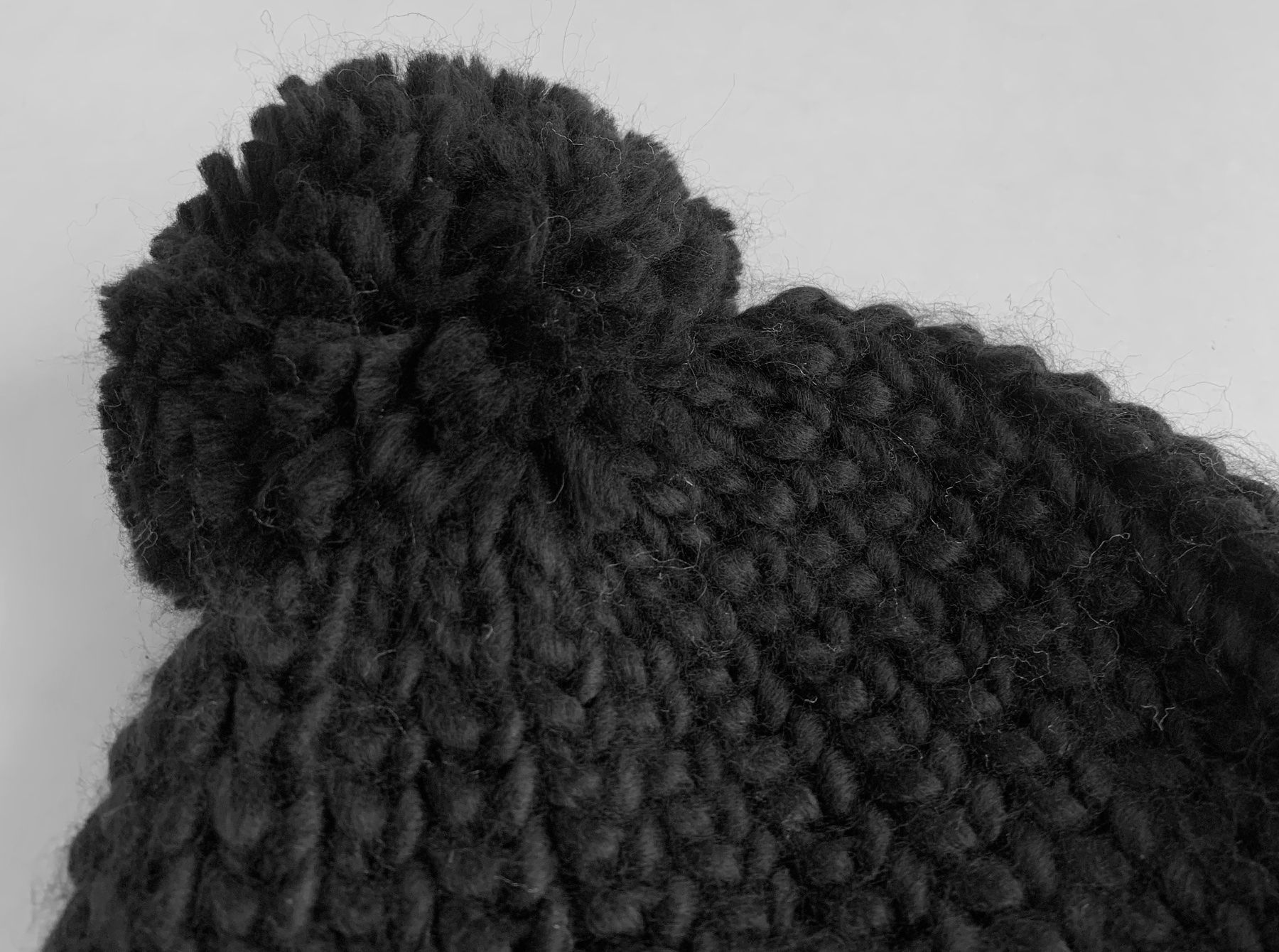 Copricapi, berretti & cappellini: Schwarze Strickmütze mit Bommel – Usato da Bern venduto da Fraeuleinhonig 3
