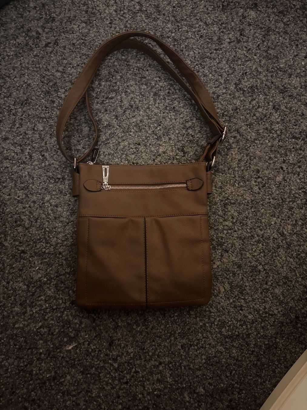 Borse da donna: Neue Umhängetasche, braun – Nuovo (secondo la descrizione) da Münchenstein venduto da sil_h6c9 1