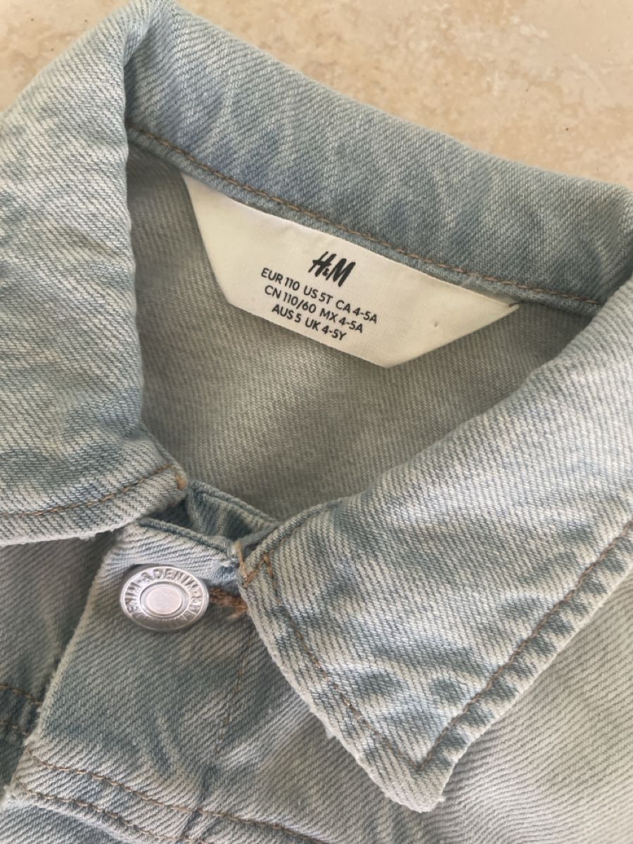 H&M Giacche & Cappotti: Kinder Jeansjacke H&M Grösse 110 hellblau Neu – Nuovo e nell'imballaggio originale da Obergerlafingen venduto da cabo4 1