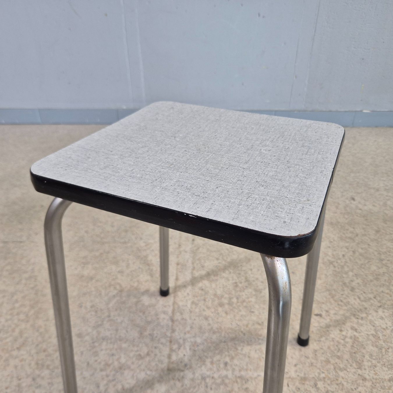 Sgabelli: Kelco Hocker Höcker Küchenhocker Tabouret grau – Usato da Nottwil venduto da Wondewa-Shop 3