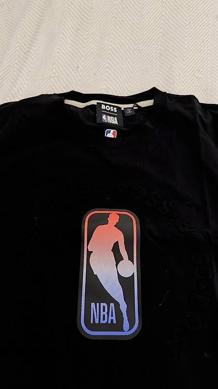 T-Shirts: Hugo Boss, NBA schwarzes Shirt – Gebraucht aus Brunnen von sea_c7bm 1