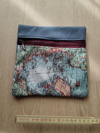 Handgemachte Clutch mit Weltkarte Muster, Unikat!