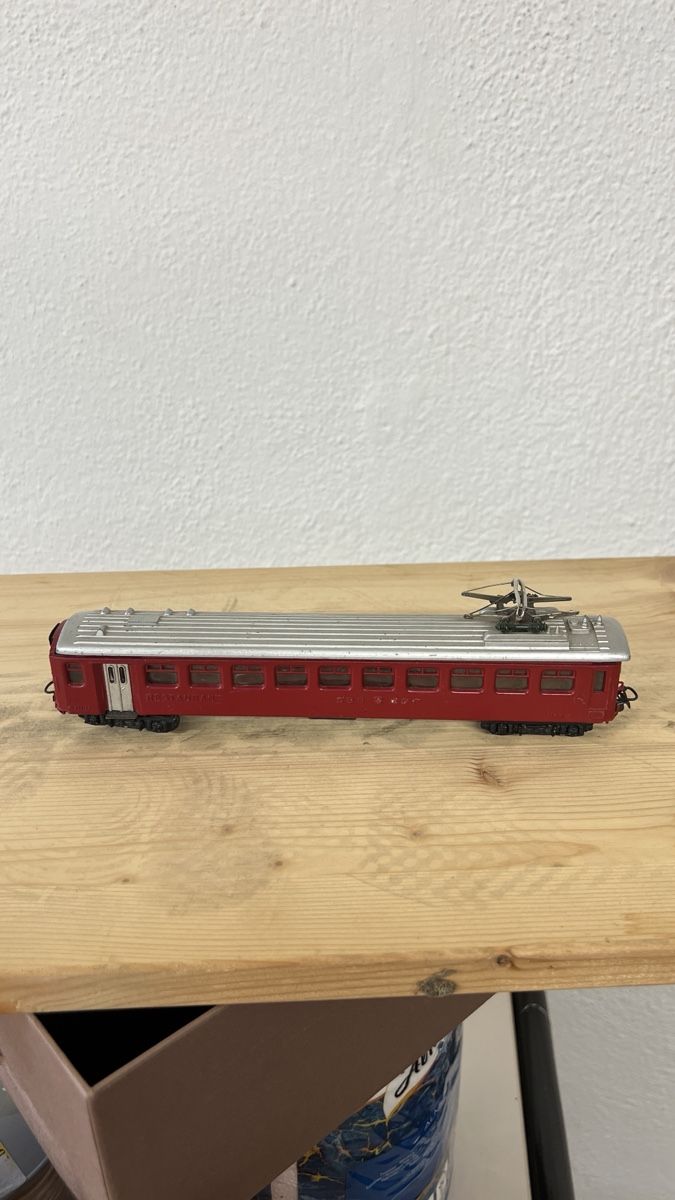 Hag Modelleisenbahnen: Modelleisenbahn Wagen rot silber Dach Pantograph – Gebraucht aus Unterkulm von Sita013