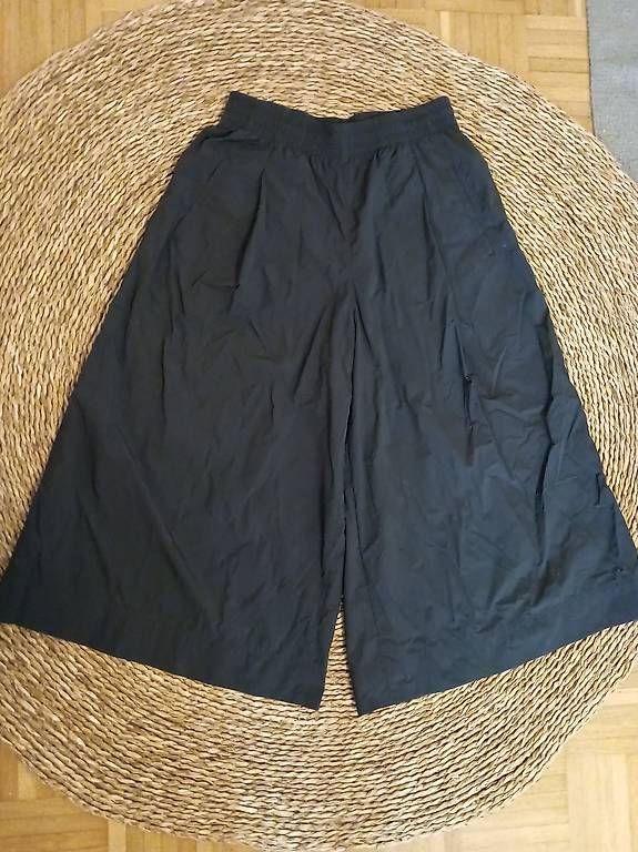 Uniqlo Pantaloni: Oversize Culotte von Uniqlo – Usato da Zürich venduto da Melianea
