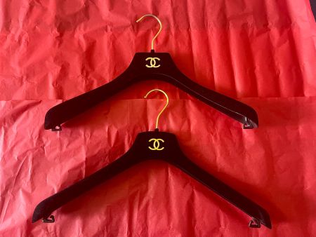 Chanel Bügel in schwarzer Samtoptik, 2 Stück