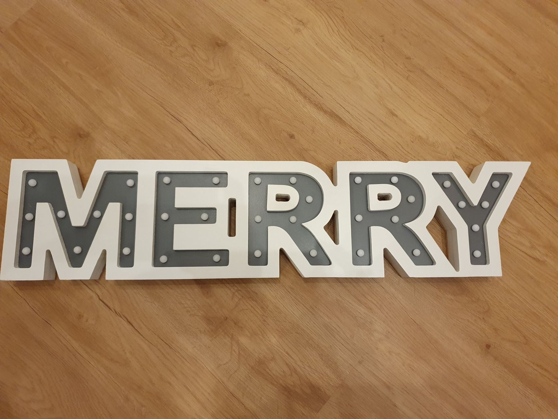 Ghirlande e barre luminose: LED Holzschriftzug MERRY warmweiss mit Batterien & Timer – Nuovo (secondo la descrizione) da Heinrichswil venduto da frankie19860 1