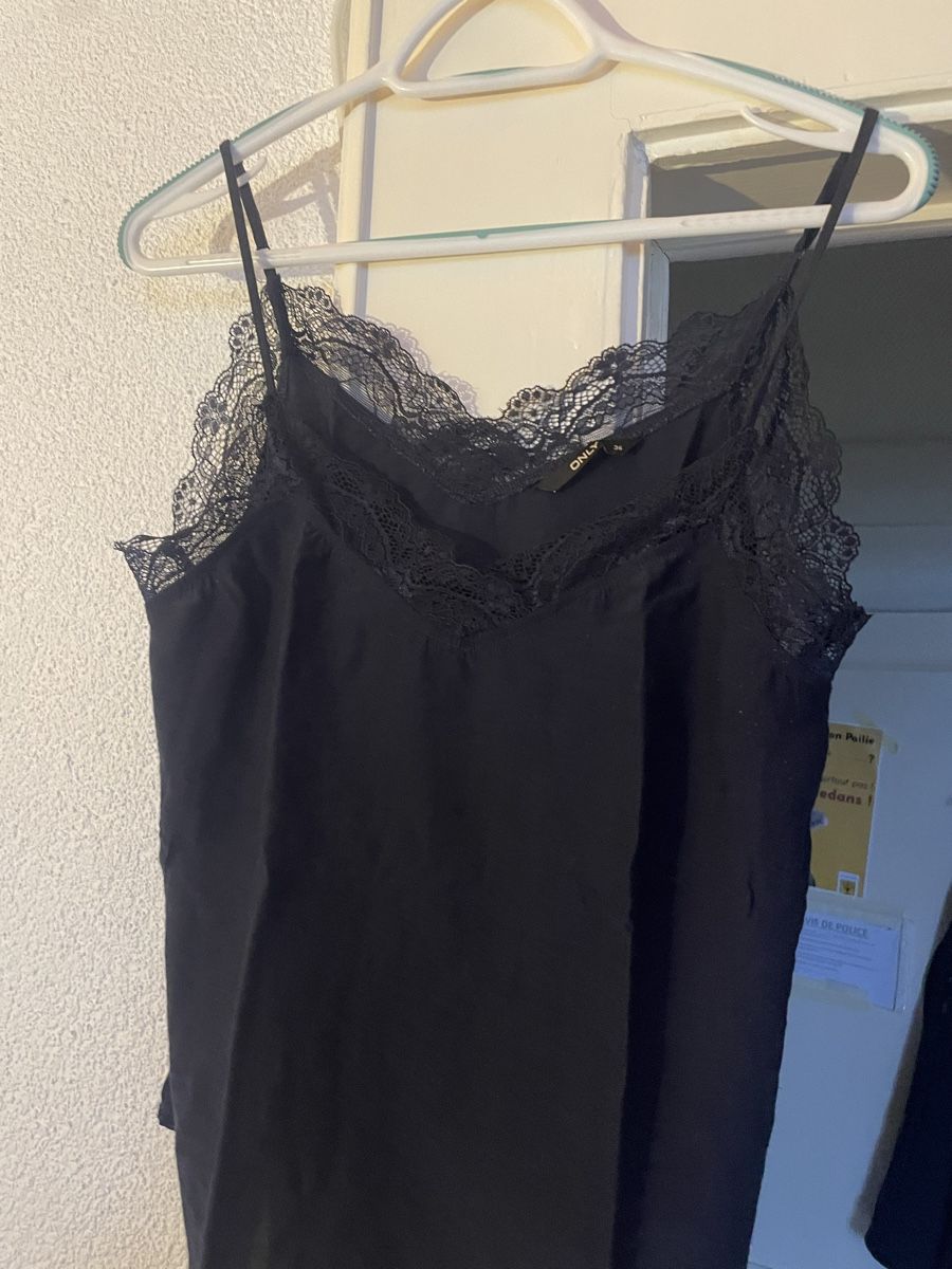 Only Top: Top dentelle bleu marine – Usato da Les Breuleux venduto da nin_9msn