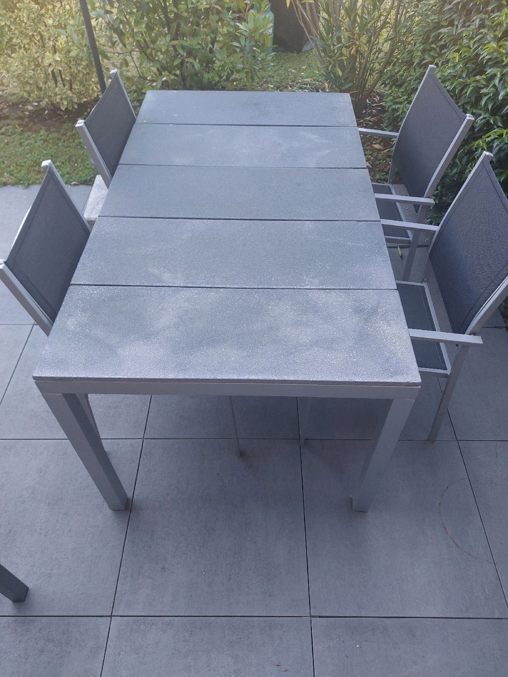 Set di tavolo e panche: Massiver Gartentisch mit 4 Stühlen - ab CHF 1.- – Usato da Dübendorf venduto da cviko1