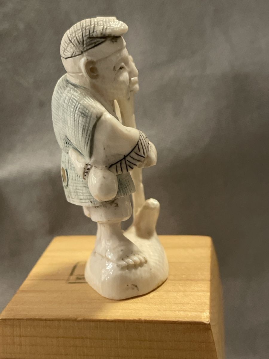 Statuette: Netsuke, Mann mit Bambusstock, signiert – Usato da Embrach venduto da Gauvain1 3
