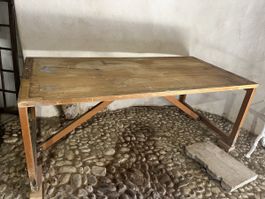 Table en bois massif 200x100cm hauteur 75cm bon etat