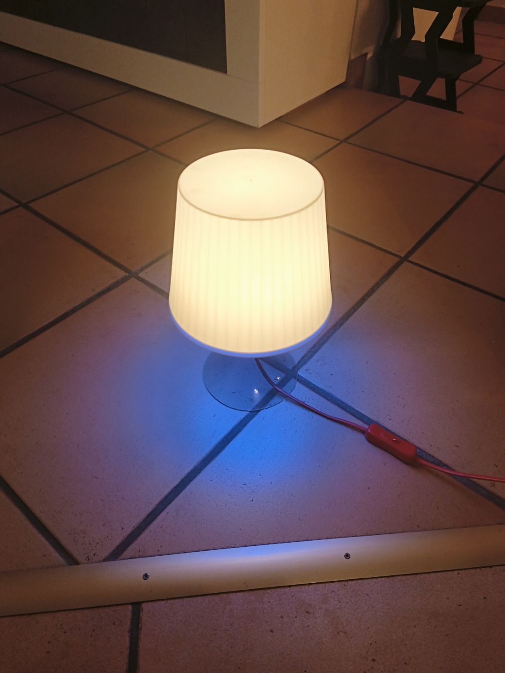 Ikea Lampade: Tischleuchte weiss mit blauer Basis gebraucht  – Usato da Oberkulm venduto da werneraftim