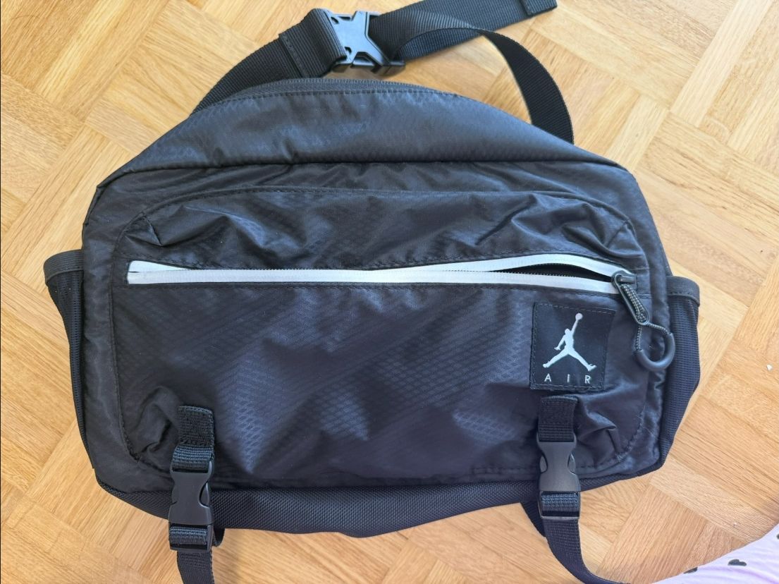 Jordan Taschen: Jordan Tasche – Neu (gemäss Beschreibung) aus Bettlach von Mrsdelux