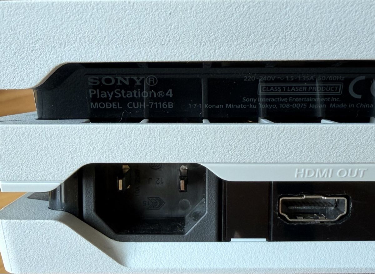 Sony Console: Sony Ps4 Pro 1TB Weiss inkl. 2 Controller & 11 Spiele – Usato da Bern venduto da cycloor 4