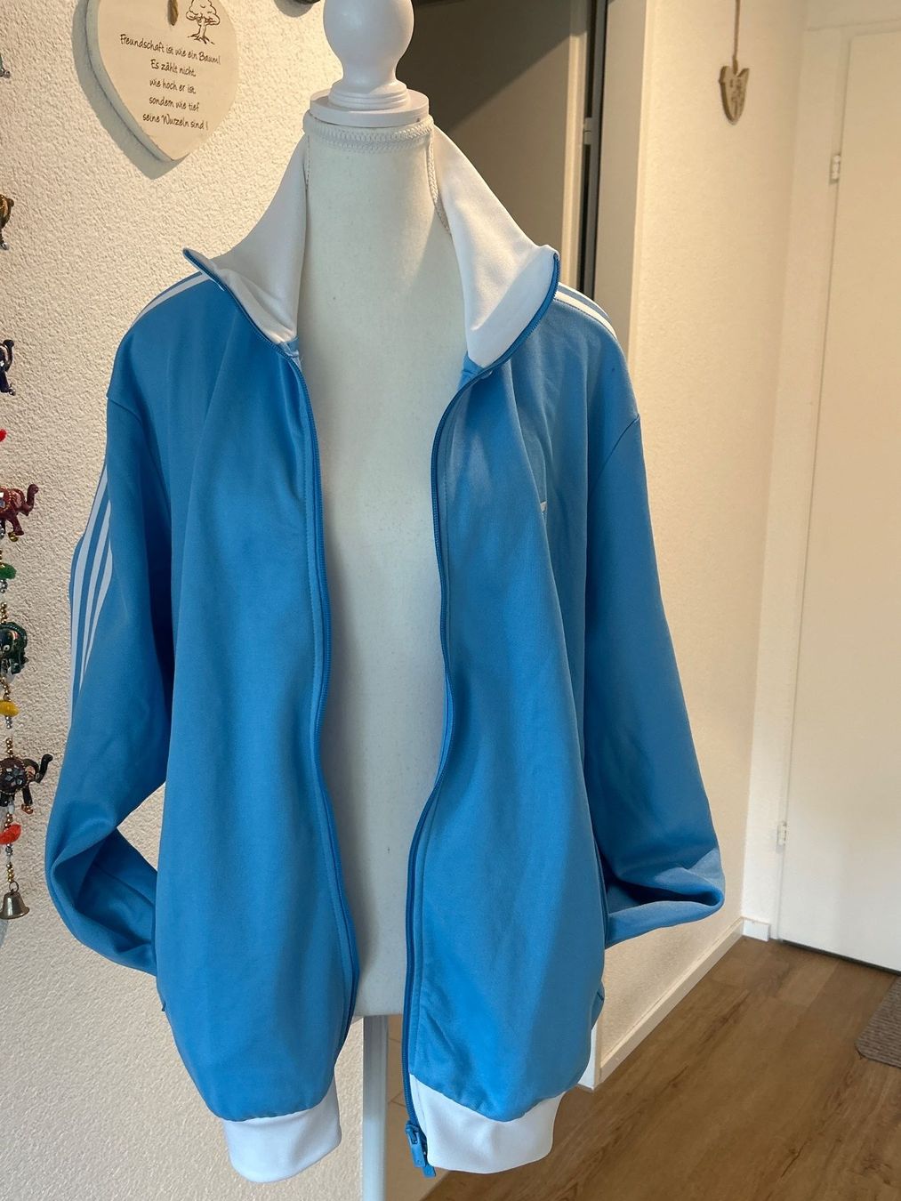 Adidas Giacche: Adidas Trainingsjacke hellblau/weiss Gr. L – Usato da Brunnen venduto da Nala2929