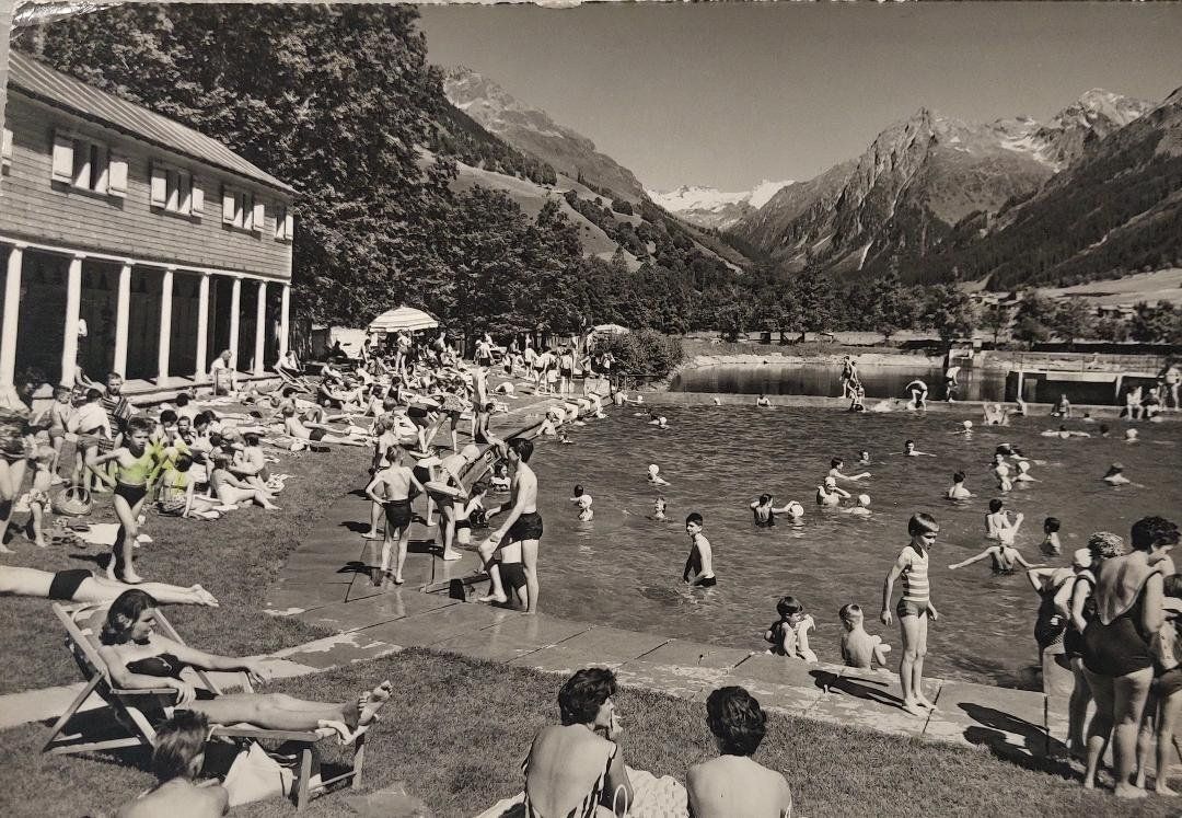 Cartoline postali: KLOSTERS - Schwimmbad mit Silvretta - 1965 – Usato da Delémont venduto da Domdom1