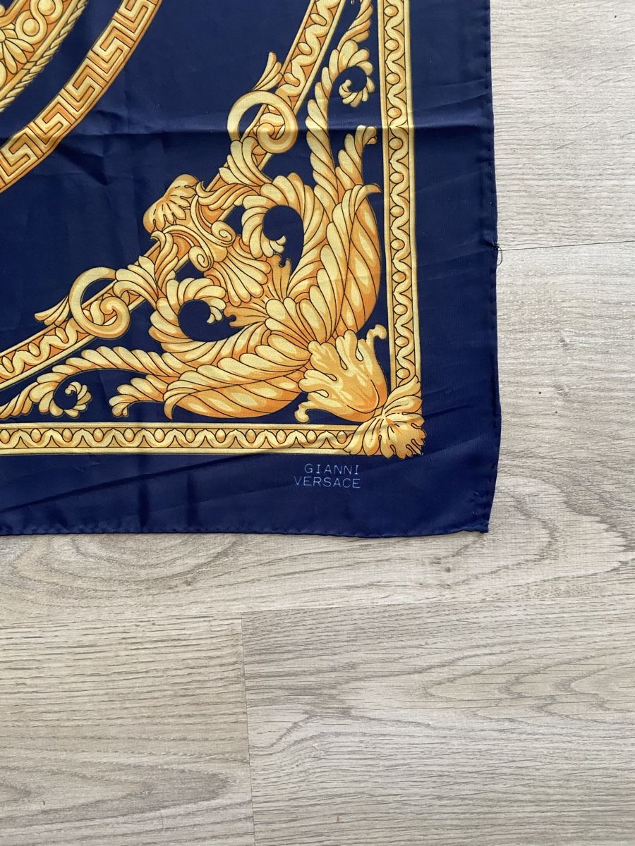 Versace Foulard & Sciarpe: Foulard Versace – Usato da Montreux venduto da Perledor 1