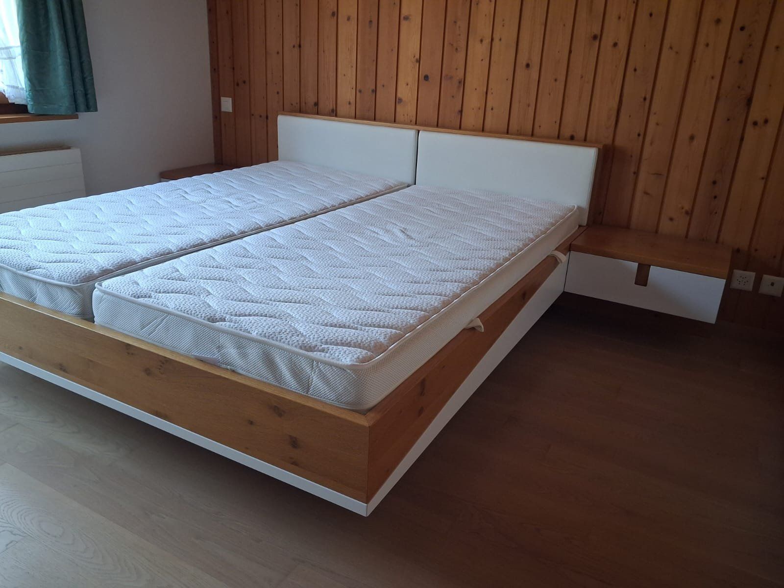 Betten: Doppelbett mit Nachttische 186x211 cm – Gebraucht aus Marbach von nat_8hgp