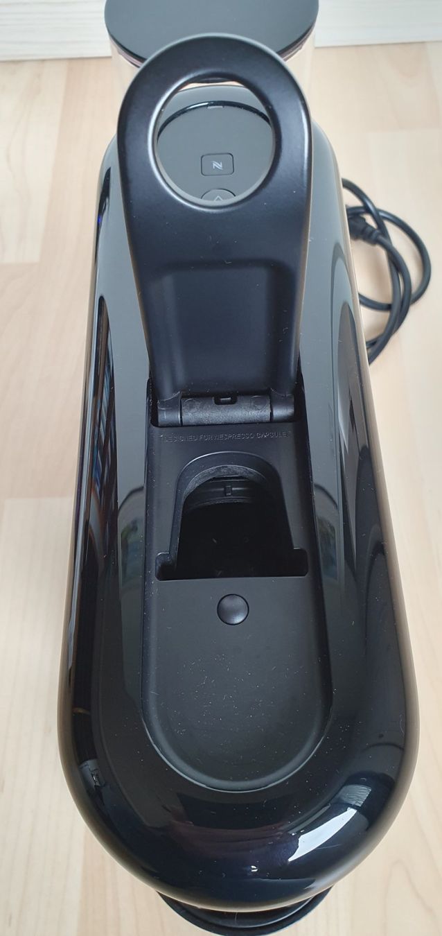De'Longhi Macchine per caffè & Macchine per espresso: DeLonghi Nespresso Essenza Plus mit Bluetooth Funktion – Usato da Ernetschwil venduto da Cob1998 4