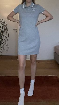 Graues Kleid mit Kragen