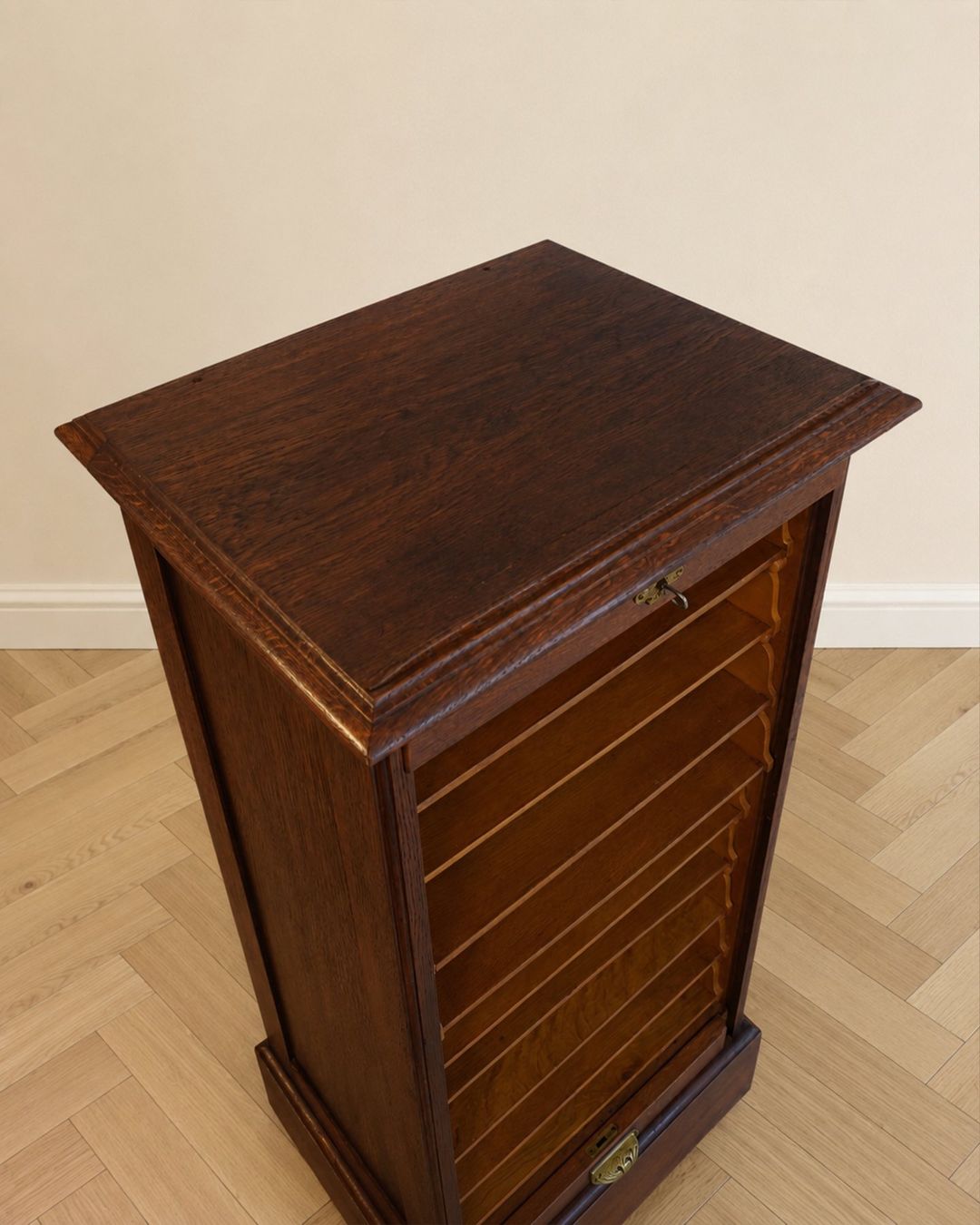 Commodes: MEUBLE DE BUREAU À VOLET ROULANT – D'occasion à Moutier par Vintage-signature 5