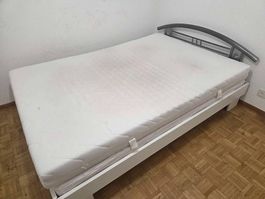 Lit et table a donner