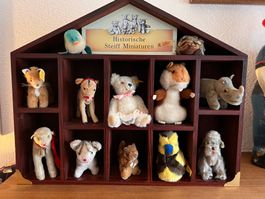Steiff Miniaturen Sammlung im Holzregal – Originale