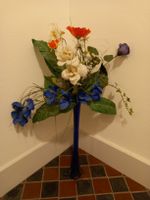 Blaue Vase mit künstlichem Blumenarrangement, Deko💐!