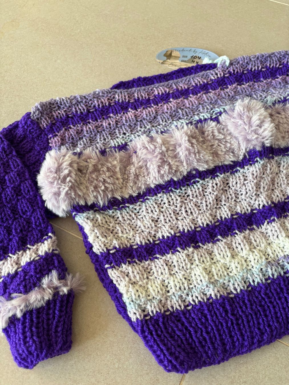 Pulls et sweat-shirts: Kinder Pullover handgestrickt lila Grösse 104 neu – Neuf avec emballage d'origine à Basel par Tierschutz-Flohmi 1