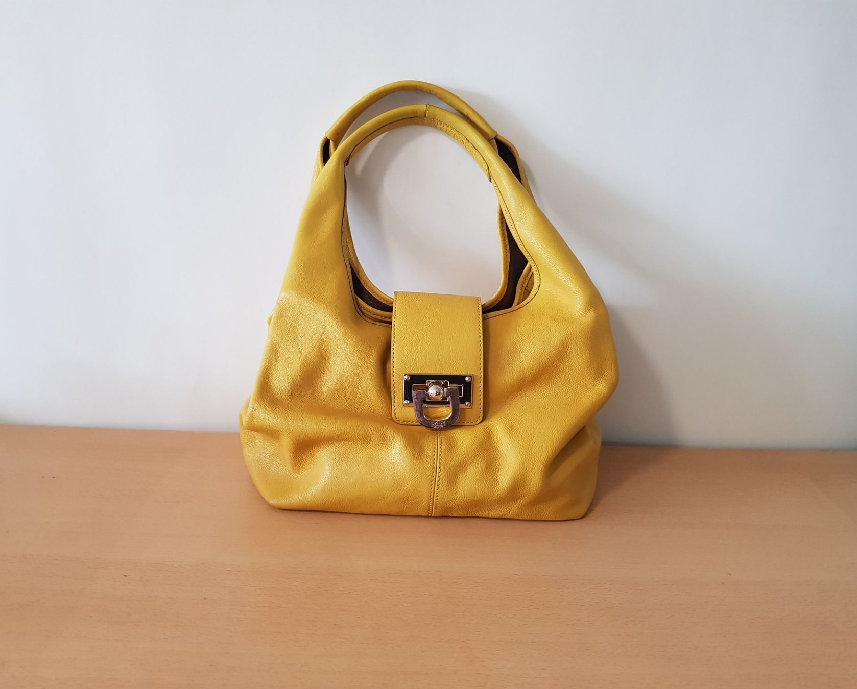 DKNY Taschen für Damen: DKNY Leder Handtasche Gelb – Gebraucht aus Basel von Birs868
