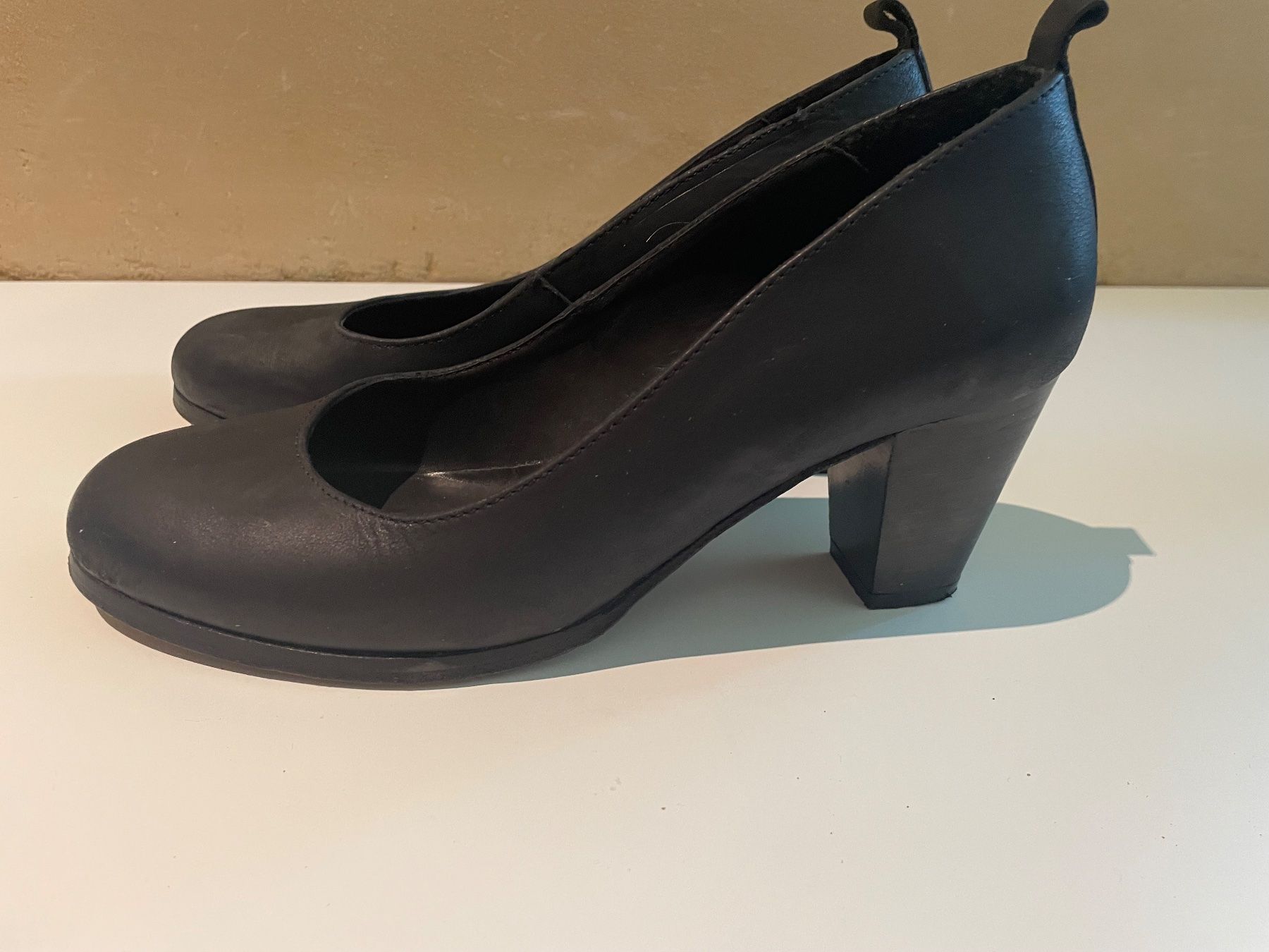 Cos Scarpe da donna: COS Schwarze Absatzschuhe, Gr.39 – Usato da Grellingen venduto da dinge 1