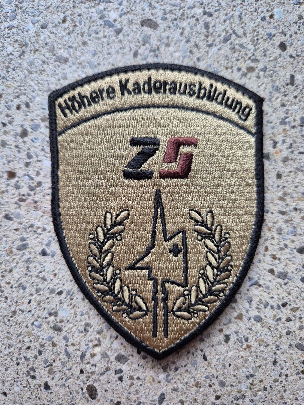 Schweizer Armee Plaketten & Abzeichen: *** Badge Höhere Kaderausbildung mit klett *** – Neu und originalverpackt aus Riedholz von fr_sIruP
