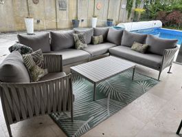 Grosse Gartenlounge mit Tisch, graues Polster, Sommer-Set