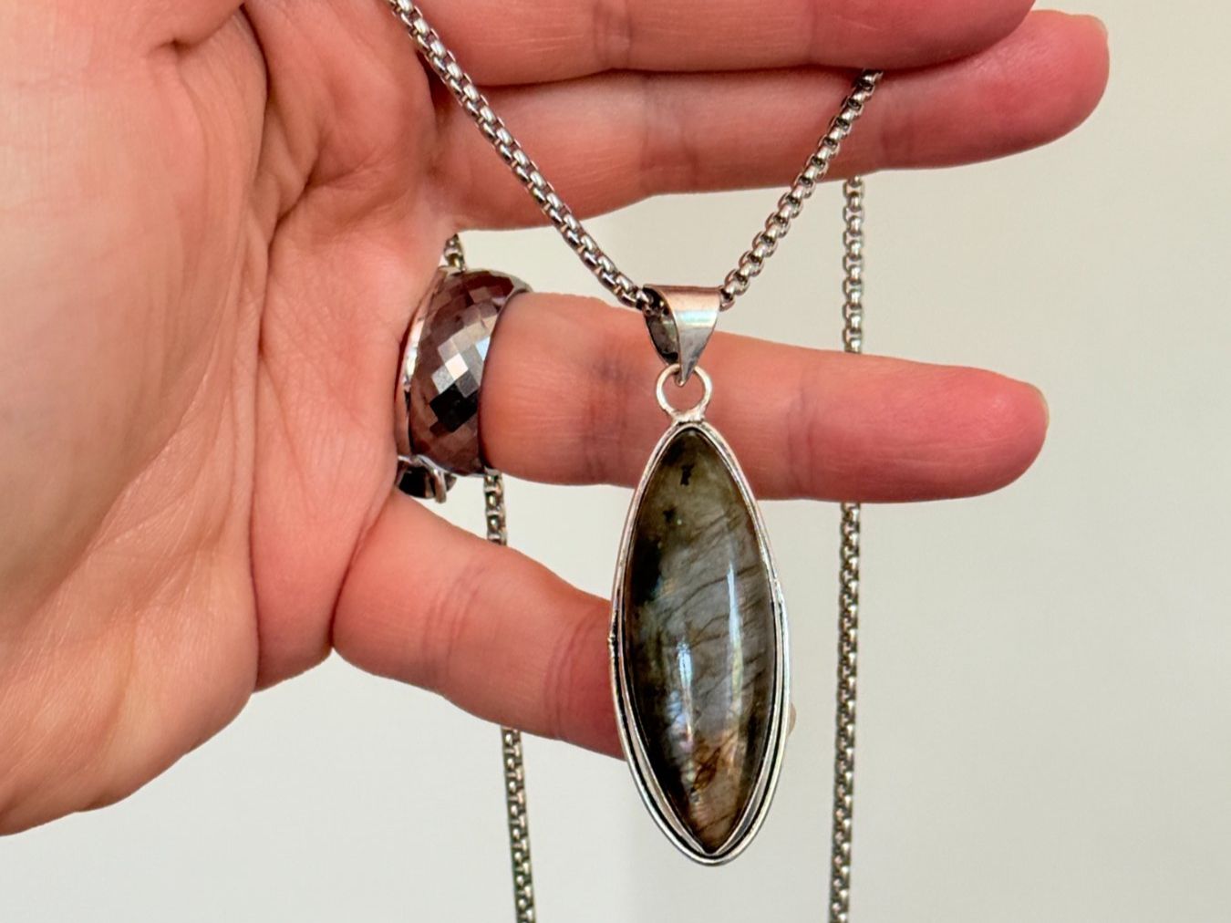Ketten: Collier labradorite  - Élégance discrète ❄️ – Neu und originalverpackt aus Genève von AWWA