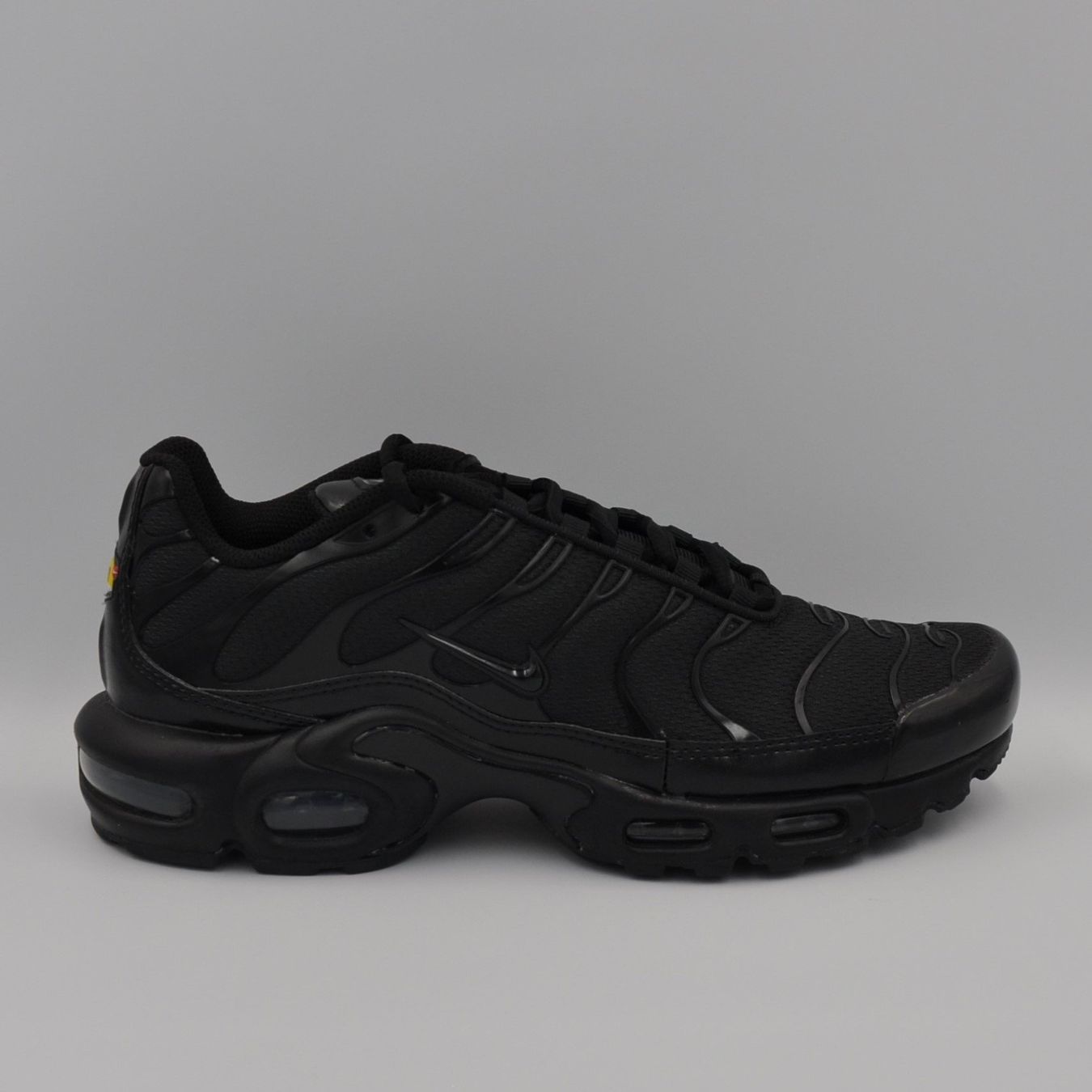 Nike Scarpe da uomo: Nike Air Max Plus TN Black 46 – Nuovo e nell'imballaggio originale da Bern venduto da SneakerheavenLT 1