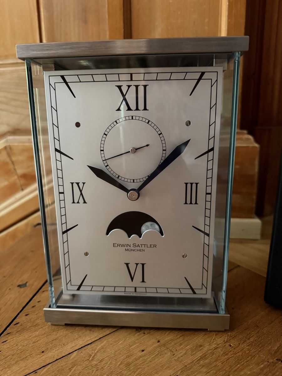 Sattler Orologi da terra & Orologi da parete: Erwin Sattler Tischuhr Lunaris – Nuovo e nell'imballaggio originale da Schaffhausen venduto da oscarstahelag 1
