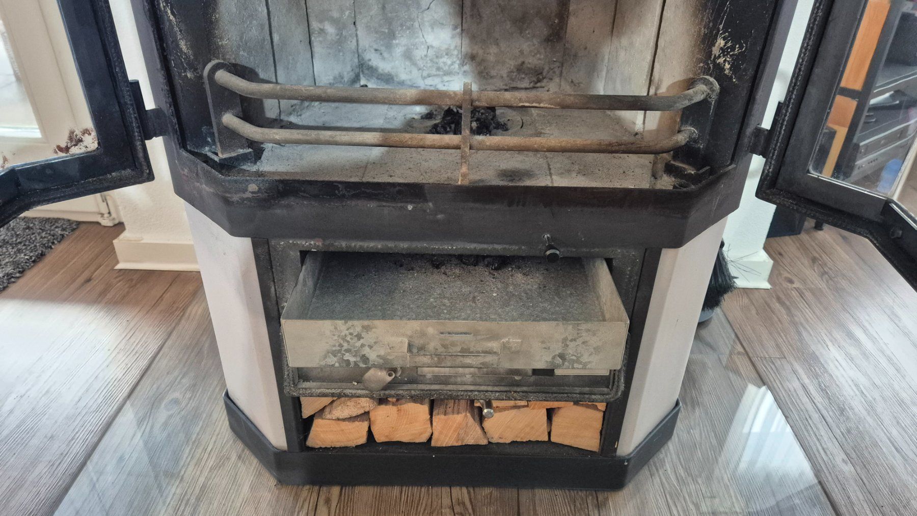 Altri mobili d'antiquariato: Kaminofen Hase schwarz hellgrau gebraucht – Usato da Uster venduto da Tesa0 5