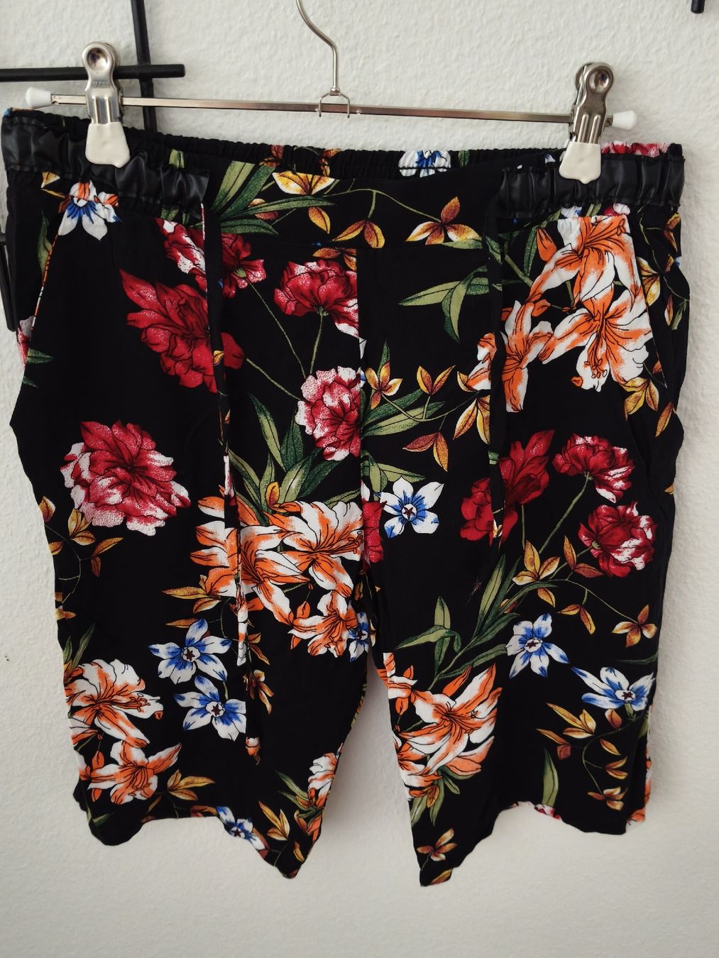 Hosen: GNG BASIC Shorts Blumenmuster Schwarz Groesse S  – Gebraucht aus KRIENS von Franzy_Blond10