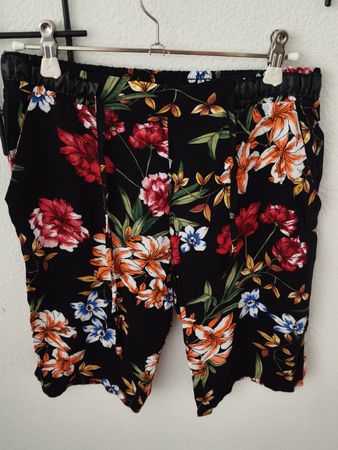GNG BASIC Shorts Blumenmuster Schwarz Groesse S 