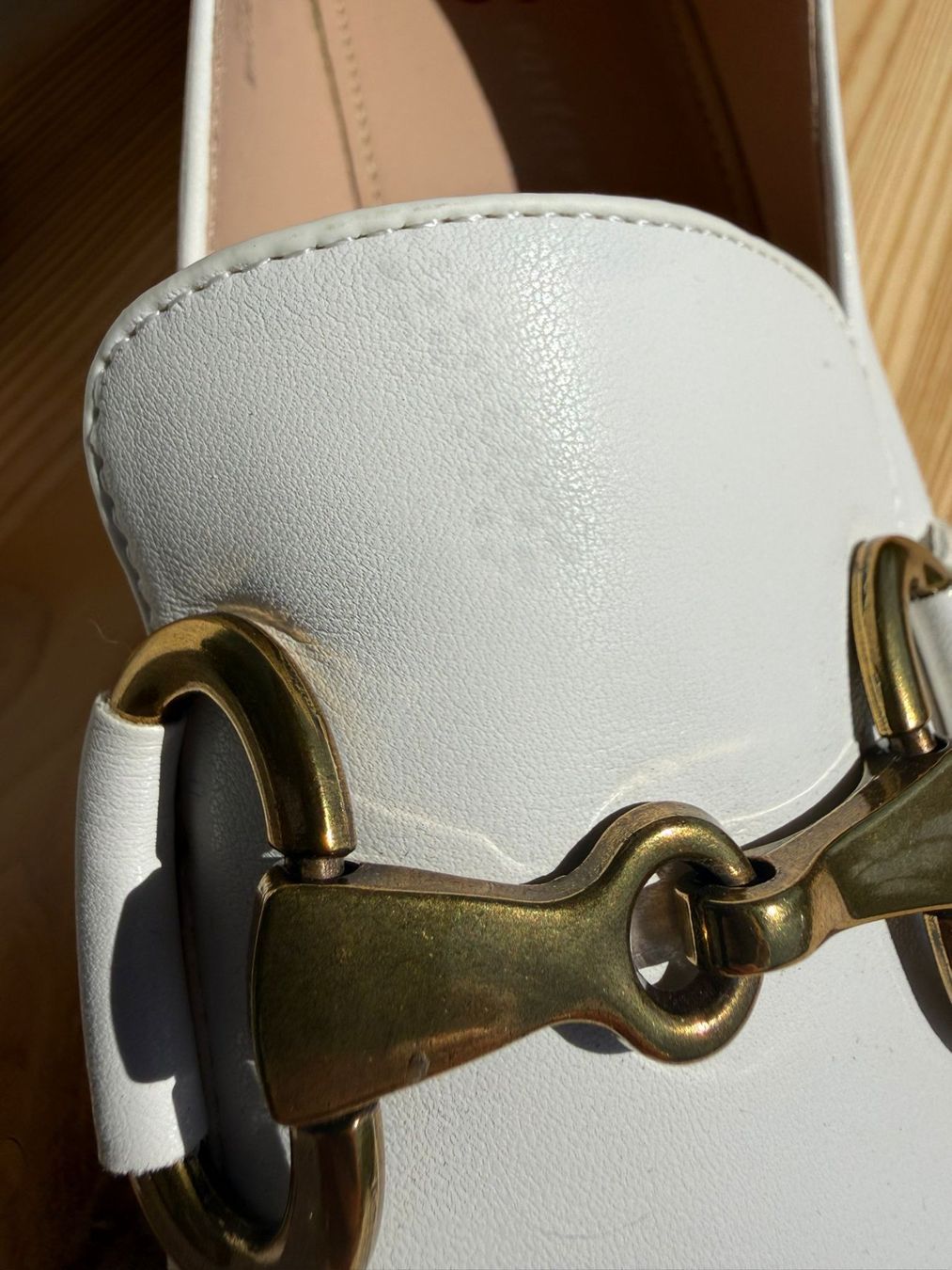 Scarpe da donna: Weisse Schuhe mit Goldschnalle – Usato da Muri b. Bern venduto da ZUYA 2