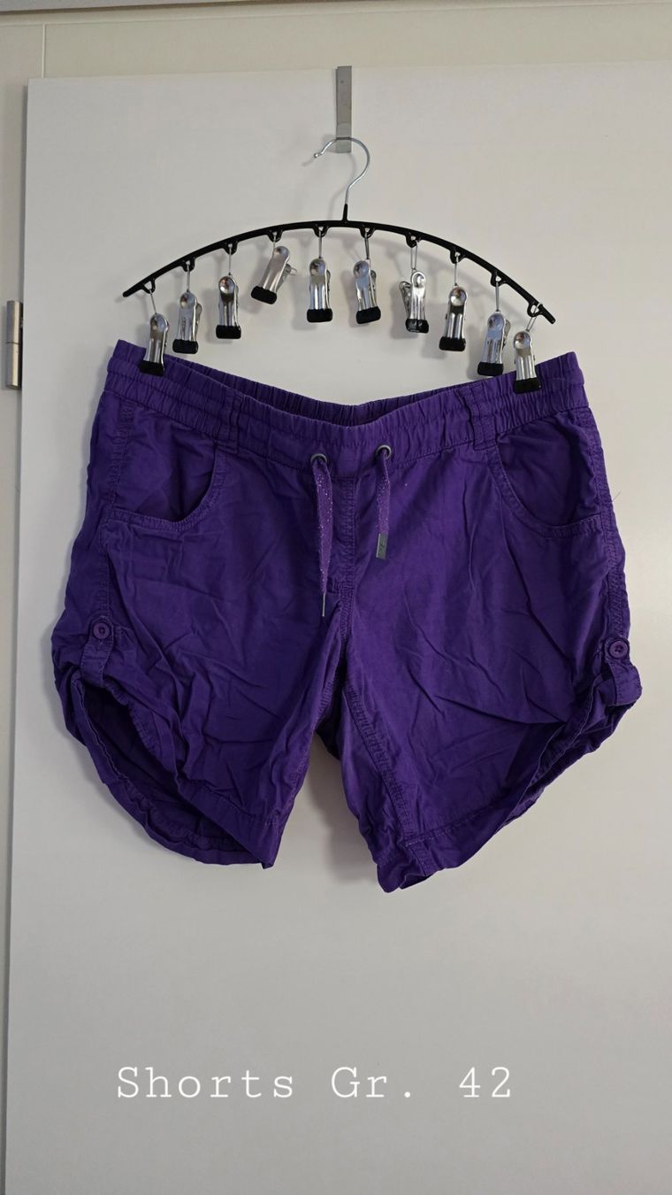 Hosen: Violette Stoff Shorts – Gebraucht aus Sumiswald von van_tfv5