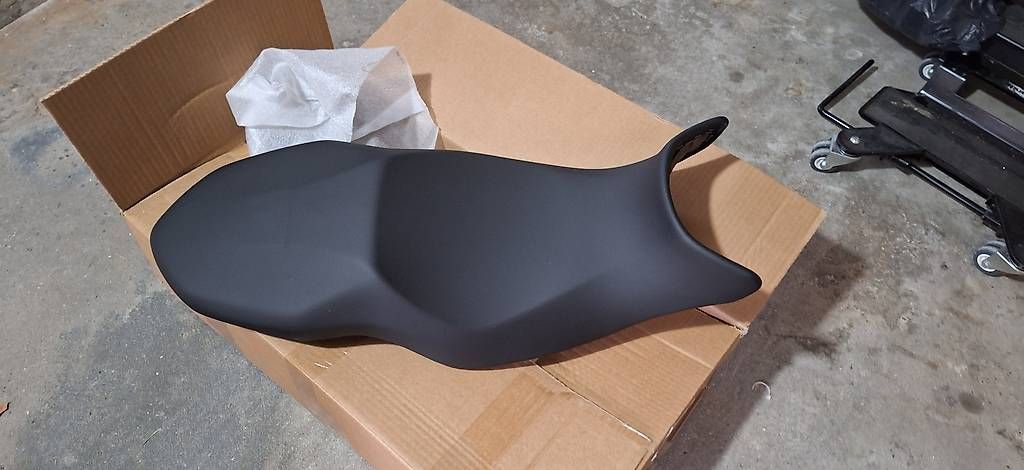 Tutti i ricambio per moto: Sella bmw f900xr originale  – Usato da S. Antonino venduto da fab_tr2s 1