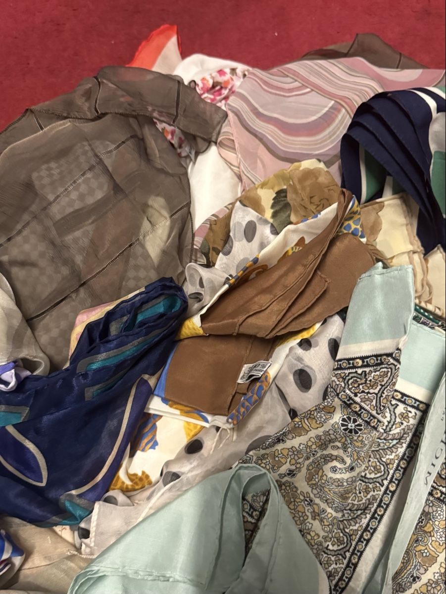 Lotti di vestiti: Konvolut Schalen 25 stk. – Usato da Schlieren venduto da Freundlich02 4
