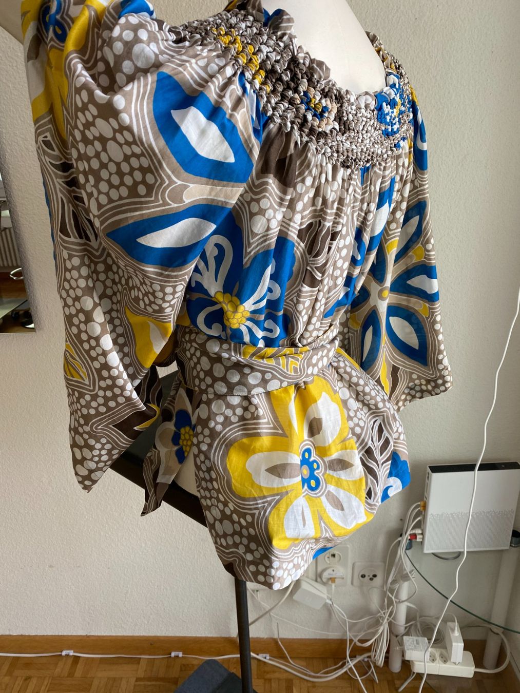 Escada Camicette: Escada Bluse mit Carmenausschnitt – Usato da Zürich venduto da Gemi 3