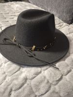 Chapeau noir élégant, idéal pour l'automne! Comme neuf.