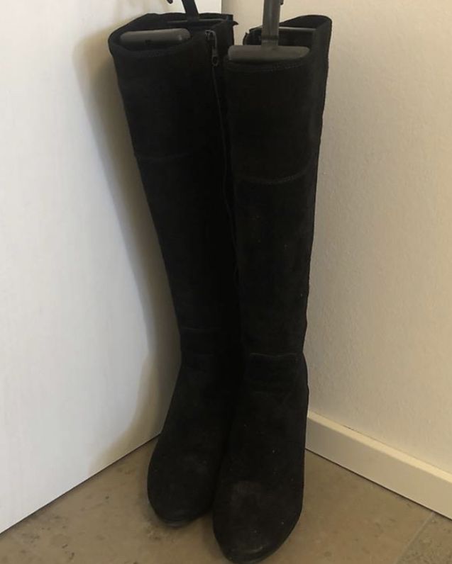 Scarpe da donna: Schwarze Wildlederstiefel, Gr. 37 – Usato da Basel venduto da anna123456789