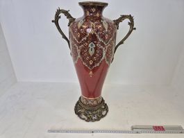 Porzellanvase mit Bronzebeschlägen und floraler Verzierung