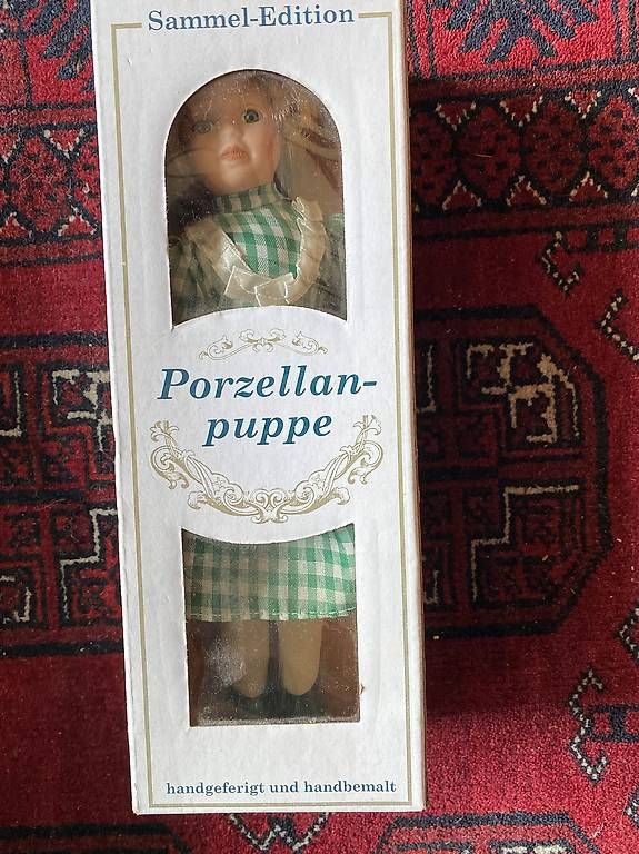 Bambole: Eine hübsche Sammlerpuppe – Nuovo e nell'imballaggio originale da Münsingen venduto da inf_kd6b 2