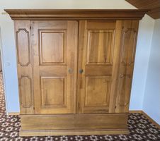 Kleiderschrank Massivholz zweitürig mit Tablaren/Kleidersta.