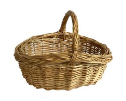 geflochtenes Holzkörbchen