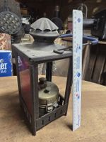 Alte Eisenbahnlaterne mit rotem Glas gebrauchter Zustand